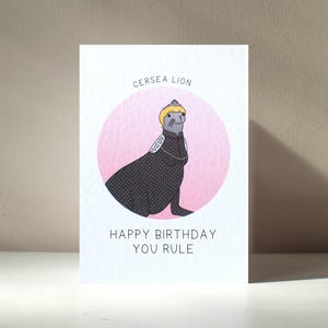 Tarjeta de felicitación A6 personalizada "Cersea Lion" con ilustraciones animadas de la Reina del León Marino. Beneficia a una organización benéfica.