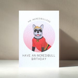 Biglietto d'auguri di compleanno illustrato personalizzato "Mr. Incredibulldog" con un cane Bulldog francese inglese, incredibilmente carino e divertente, formato A6 - Benefici di beneficenza