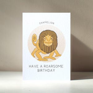 Biglietto d'auguri illustrato "Chamelion" personalizzato A6 di Animixtures con motivo camaleonte e leone, per anniversario, compleanno e amore - Beneficia l'ente benefico