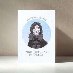 Biglietto d'auguri di compleanno illustrato personalizzato A6 "Jon Snow Leopard" con personaggio divertente di Animixtures King - Benefici di beneficenza