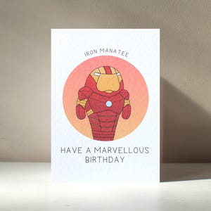 Tarjeta de felicitación de cumpleaños personalizada A6 "Iron Manatee" con un divertido personaje de superhéroe animal de animación. Beneficia a una organización benéfica.
