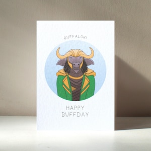 Biglietto d'auguri di compleanno e anniversario con gioco di parole divertente, personalizzato con il personaggio di un supereroe animale bufalo, formato A6, 'Buffaloki' - Benefici di beneficenza