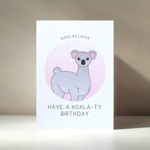 Biglietto d'auguri illustrato "Koalallama" personalizzato Animixtures con Koala e Lama, formato A6, per anniversario, compleanno e amore - Benefici di beneficenza