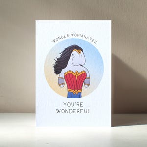 Biglietto d'auguri per la festa della mamma, divertente e illustrato, con personaggio dei fumetti di una supereroina, in formato A6, "Wonder Womanatee" – Benefici di beneficenza