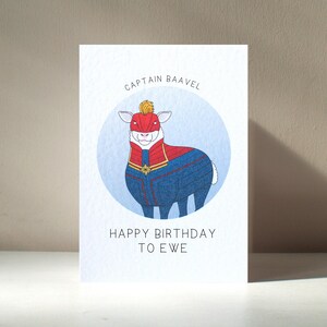 Biglietto d'auguri di compleanno divertente personalizzato con illustrazione di un animale, una pecora, un supereroe, un personaggio, formato A6, "Capitano Baavel" - Benefici di beneficenza