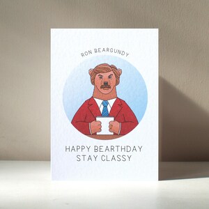 Tarjeta de felicitación personalizada tamaño A6 «Ron Beargundy» con el logo de un oso burdeos con un animal elegante para cumpleaños, aniversario y amor. Beneficia a una organización benéfica.
