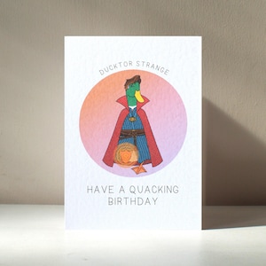 Tarjeta de felicitación de cumpleaños personalizada A6 «Ducktor Strange» con ilustración de superhéroe animal, Doctor Dr. Pato, con un divertido juego de palabras. Beneficia a una organización benéfica.