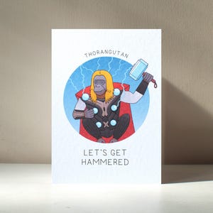 Biglietto d'auguri di compleanno con illustrazione personalizzata "Thorangutan" di un animale, un orango, una scimmia, un supereroe, un gioco di parole divertente, formato A6 - Benefici di beneficenza