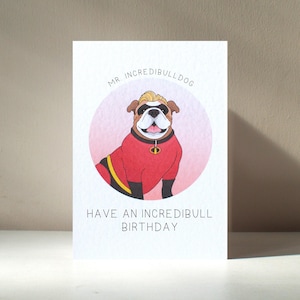 Biglietto d'auguri di compleanno illustrato personalizzato "Mr. Incredibulldog" con un cane Bulldog francese inglese, incredibilmente carino e divertente, formato A6 - Benefici di beneficenza