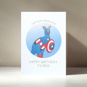 Carte de voeux d'anniversaire illustrée personnalisée « Captain Amerooca » Kangaroo America, super-héros animalier – Bénéfices caritatifs