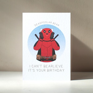 Biglietto d'auguri di compleanno divertente e carino, con il personaggio di un supereroe eroe orso polare, in formato A6, con 'Deadpoolar Bear' – Benefici di beneficenza