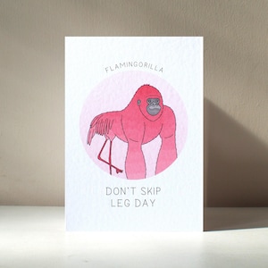 Biglietto d'auguri personalizzato "Flamingorilla" in formato A6, motivo: mix di fenicotteri e gorilla, per il giorno della gamba mancata, anniversario, compleanno e amore - Benefici di beneficenza