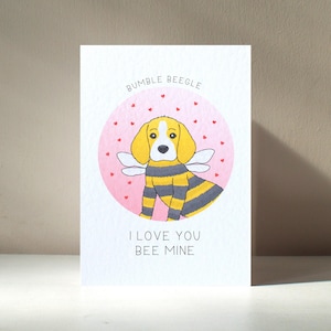 Tarjeta de felicitación personalizada A6 "Bumble Beegle" con ilustraciones de animales, ideal para aniversarios, San Valentín y mucho más. Beneficia a una organización benéfica.