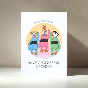 Biglietto d'auguri personalizzato "Power Puffins" in formato A6, super divertente, per bambini, anniversario, compleanno e amore - Benefici di beneficenza