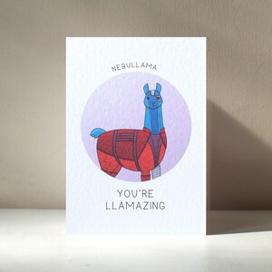 Biglietto d'auguri di compleanno con un divertente gioco di parole "Nebullama" in formato A6, personalizzato con un personaggio di lama, supereroe e animale illustrato – Benefici di beneficenza