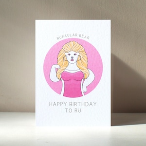 Biglietto d'auguri di compleanno divertente con orso polare illustrato e personalizzato "RuPaular Bear" in formato A6, colore rosa, Animixtures - Benefici per la beneficenza