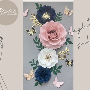 Puede incluir: Una decoraci&oacute;n de pared con grandes flores de papel en tonos rosa, blanco y azul con detalles dorados. Las flores est&aacute;n dispuestas en una fila vertical con mariposas dispersas a su alrededor. El texto "right side" est&aacute; escrito en cursiva en el lado derecho de la imagen.