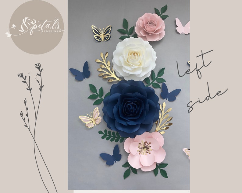 Puede incluir: Un conjunto de decoraci&oacute;n de pared con flores de papel en tonos rosa, blanco y azul, con detalles dorados. Las flores est&aacute;n dispuestas en un racimo con mariposas y vegetaci&oacute;n. El texto "lado izquierdo" est&aacute; escrito en la pared.