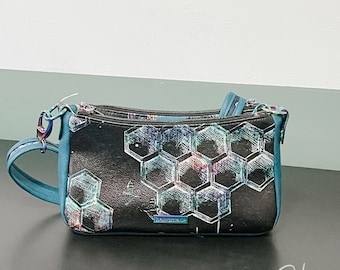 スタイリッシュな小さなクロスボディ、デザイナー、カスタムメイド、ビーガンレザー、ハンドメイド、10.5 x 6 x 3.5インチ、アリエスクロスボディ