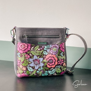 Halloween chic, bandolera pequeña, corcho, cuero vegano, hecho a mano, idea de regalo, Charcoal Spider Blossoms