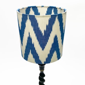 Lampenschirm Zick-Zack-Muster aus handgewebtem traditionellem IKAT-Stoff | Lampenschirm aus 100% Baumwolle in Blau & Creme Weiss