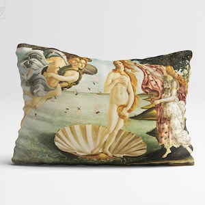 Puede incluir: Una almohada decorativa con una reproducción de la famosa pintura de Sandro Botticelli, "El nacimiento de Venus". La almohada muestra a Venus de pie sobre una gran concha, con el viento soplando su cabello y una túnica fluida. Dos figuras, un hombre y una mujer, se representan en el fondo.
