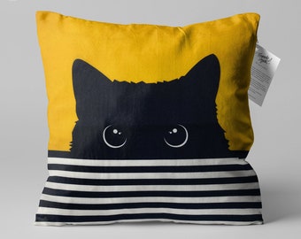 Housse de coussin avec chat noir caché sur fond jaune | Housse de coussin imprimée recto-verso en chenille avec différentes tailles