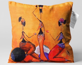 Decoratieve oranje kussenhoes met abstract etnisch trio Afrikaanse vrouwen | Dubbelzijdig afdrukken op de zachte chenille met verschillende maten