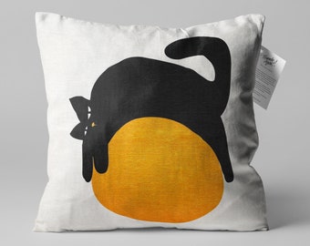 Housse de coussin blanche avec chat noir paresseux sur le design boule orange | Coussin imprimé double face sur chenille avec différentes tailles.