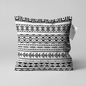 Funda de cojín geométrica en blanco y negro con patrón étnico tradicional, impresión a doble cara en tela de chenilla suave con opciones de varios tamaños