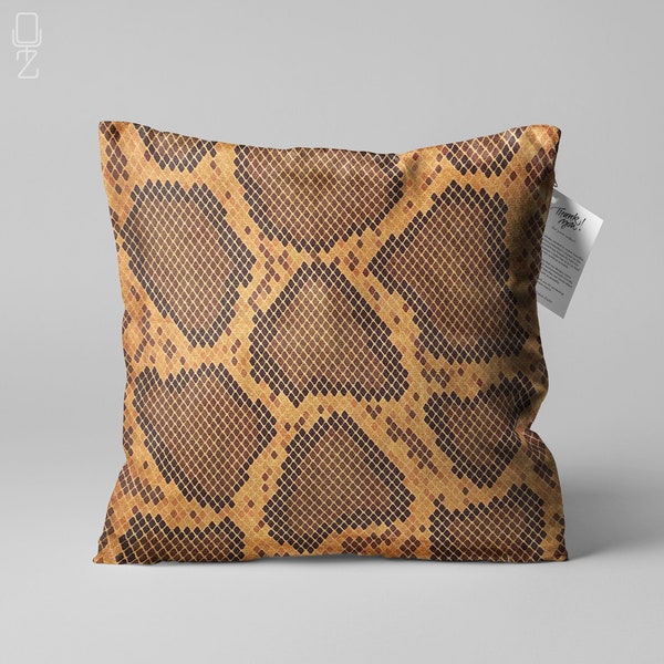 Housse de coussin motif peau de serpent aux couleurs camel et marron | Impression double face sur chenille souple avec différentes options de taille | OEKO-TEX®