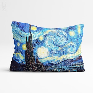 Pode incluir: Uma almofada azul e amarela com um design de céu estrelado em espiral. A almofada apresenta uma grande árvore escura em primeiro plano e uma pequena aldeia à distância.