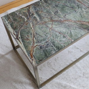 Mesa de centro de mármol verde selva tropical: patas de metal con acabado de latón