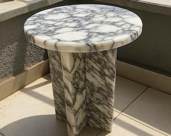 Mesa lateral redonda feita à mão em mármore Calacatta Viola: Mesa de destaque
