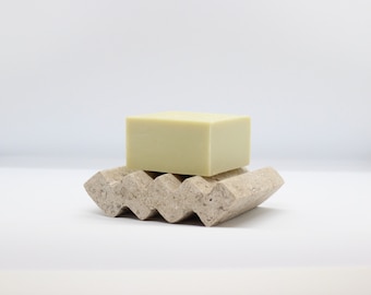 Jabonera de mármol travertino beige: diseño en zigzag