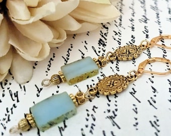 Pendientes vintage con cuentas de vidrio checo, pendientes azul claro cuelgan, pendientes de agua regalo para mamá, regalo de amantes de la playa para ella, pendientes de medallón