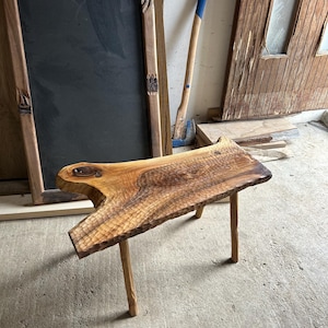 Mesa de centro, borde natural, taburete de madera de nogal, carpintería tradicional, único, banco taburete hecho a mano, mesa de madera maciza