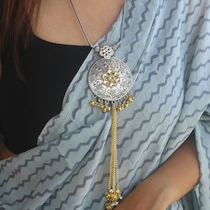 Pingente tribal Boho de prata oxidada com borlas douradas, colar étnico com pingente para mulheres