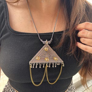 Boho Tribal oxidierter Silber-Anhänger mit Gold-Quasten Ethnic Statement-Halsketten-Anhänger für Frauen
