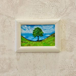 Árvore solitária entre colinas — Pintura a óleo emoldurada em madeira branca (faia)