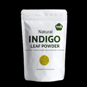 Puede incluir: Una bolsa blanca resellable con un logotipo verde que dice "iyasa" y el texto "Natural INDIGO LEAF POWDER" en negro. El texto "Premium Quality Natural Hair Color" está en negro más pequeño debajo. La bolsa contiene un polvo amarillo y el texto "Net Weight 8 oz (227 g) (0.5 lb)" está en la parte inferior.