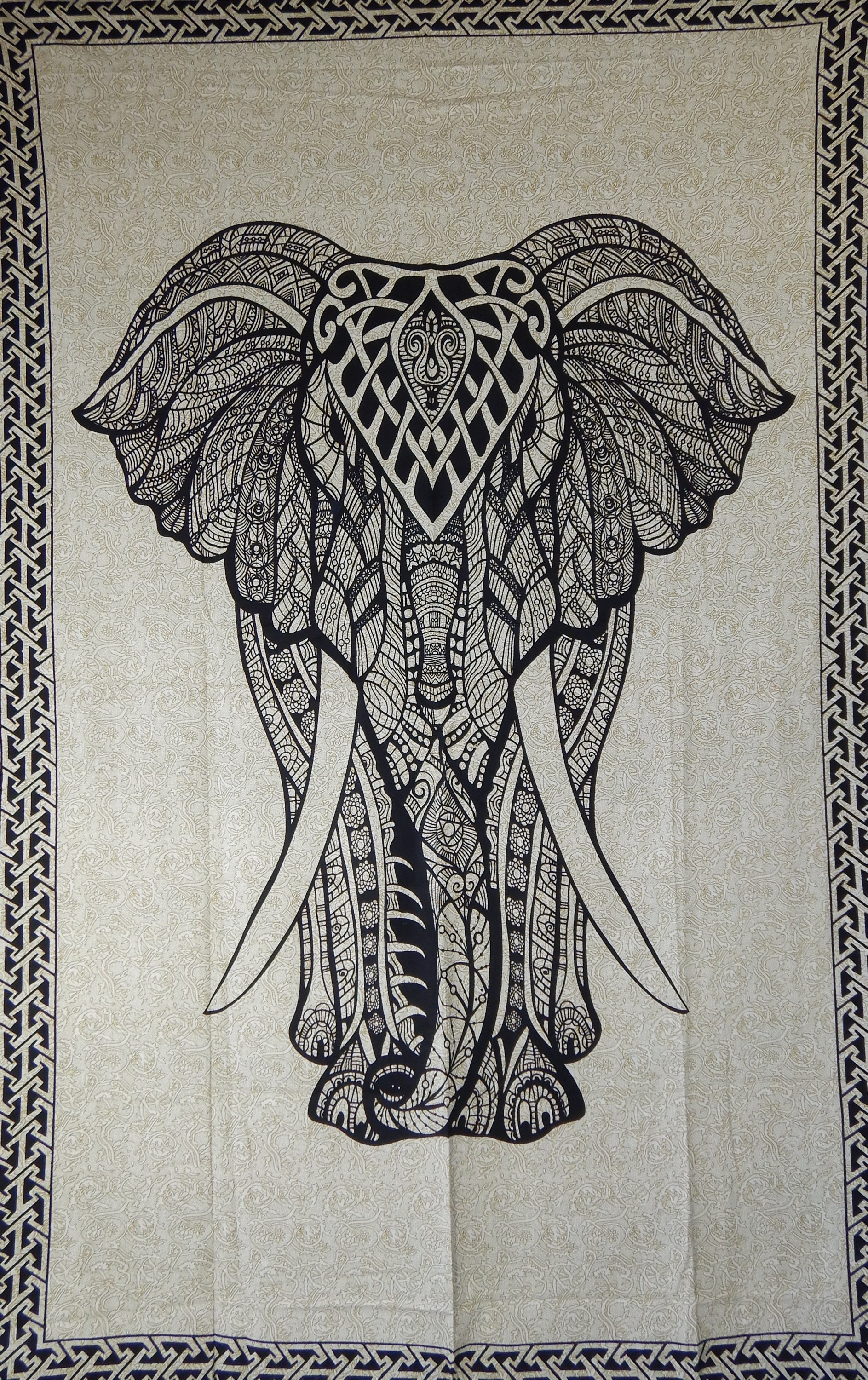 Tenture Murale Au Motif Noir et Blanc Pouvant Servir de Tapisserie, Couvre Lit, Nappe, Rideaux ou Dr