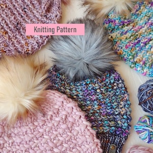Könnte beinhalten: Strickanleitung für eine Mütze mit flauschigem Bommel. Die Mütze ist aus einem dicken Garn in verschiedenen Farben gestrickt, darunter Rosa, Blau und Lila. Der Bommel ist weiß und flauschig. Die Anleitung ist zum Download verfügbar.