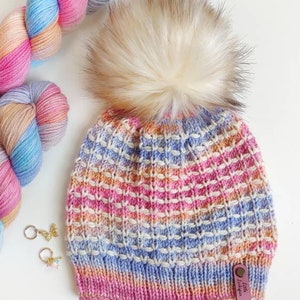 Bonnet tricoté à la main pour adulte en laine mérinos avec pompon en fausse fourrure. Bonnet River Lily. Bonnet de luxe. Chapeau rose, bleu et orange