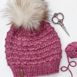 Bonnet tricoté à la main pour adulte en laine mérinos avec pompon en fausse fourrure. Bonnet River Lily. Bonnet de luxe. Bonnet rose chiné