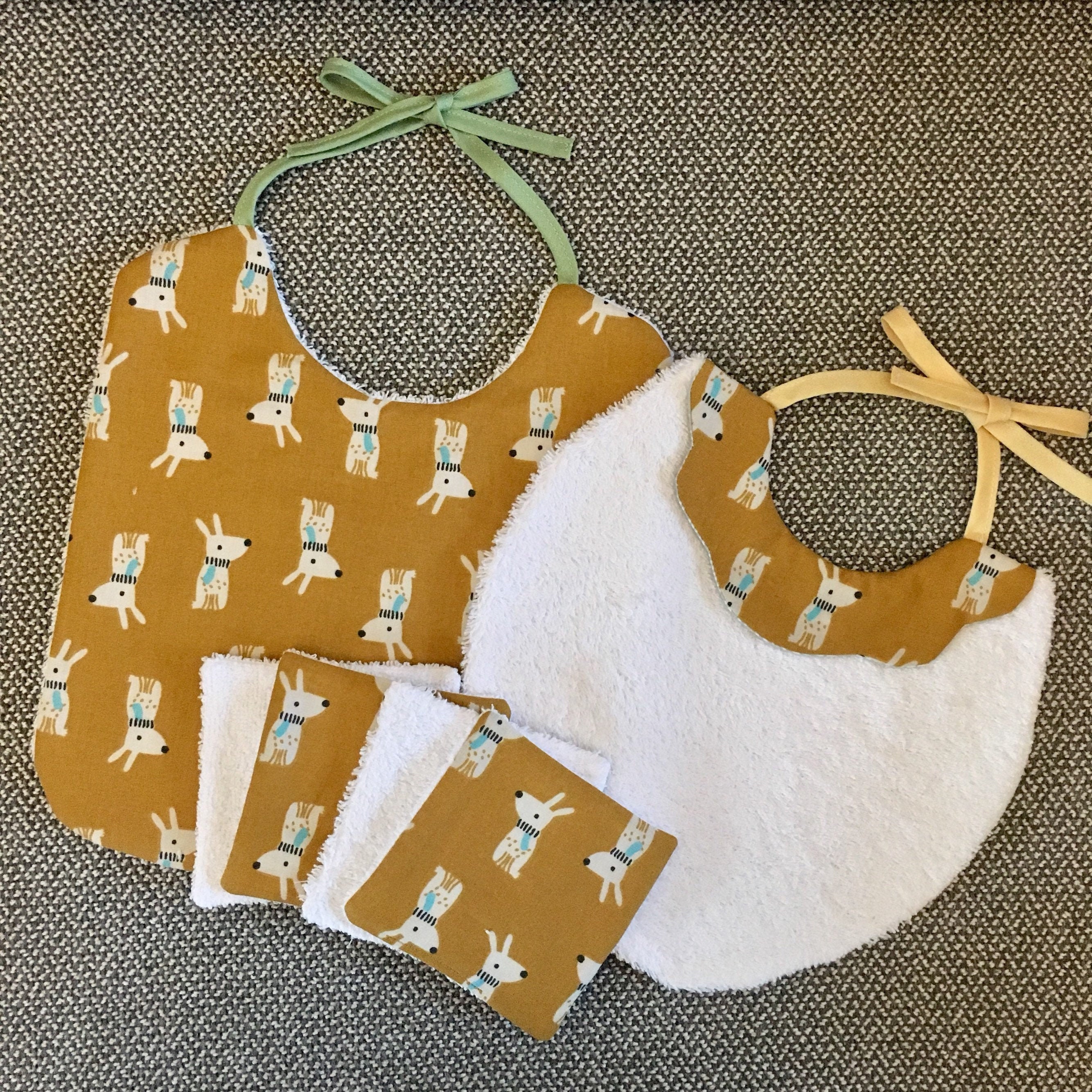 Lot de 2 Bavoirs Uniques et Originaux avec Cotons Réutilisables Lavables | Baby Bibs & Reusable Cott
