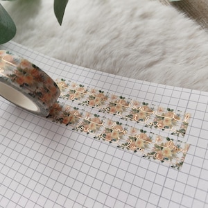 Könnte beinhalten: Eine weiße Keramik-Tasse mit schwarzem Henkel und dem Text "But First, Coffee" in schwarzer, fetter Schrift. Die Tasse steht auf einer Holzoberfläche.
