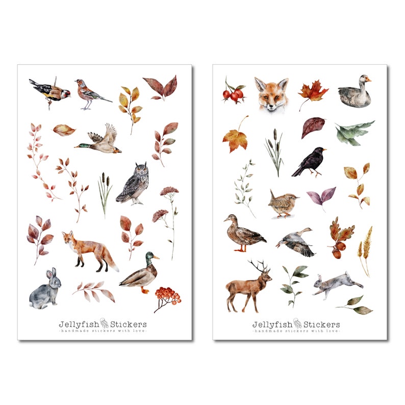 Puede incluir: Dos hojas de pegatinas con ilustraciones de acuarela de animales del bosque, p&aacute;jaros y plantas. Las pegatinas est&aacute;n sobre un fondo blanco y tienen el texto "Jellyfish Stickers" y "handmade stickers with love."