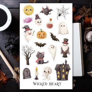 Puede incluir: Una hoja de pegatinas con temática de Halloween con ilustraciones de fantasmas, murciélagos, calabazas y una casa embrujada. El texto "WICKED HEART" está impreso en la parte inferior. Las pegatinas están dispuestas sobre un fondo blanco.