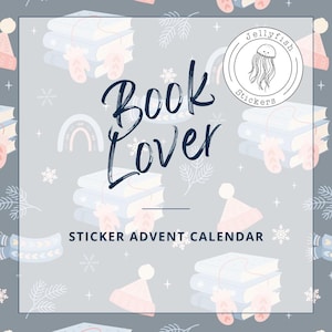 Könnte beinhalten: Ein quadratischer Sticker-Adventskalender mit grauem Hintergrund und einem wiederkehrenden Muster aus Büchern, rosa Wintermützen, Fäustlingen und Schneeflocken. Der Text lautet "BOOK LOVER" in blauer Schreibschrift und "STICKER ADVENT CALENDAR" in Blockschrift.